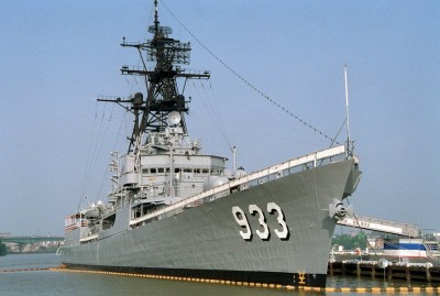 USS_Barry_(DD-933)_at_Washington_Navy_Yard_in_1994.JPEG